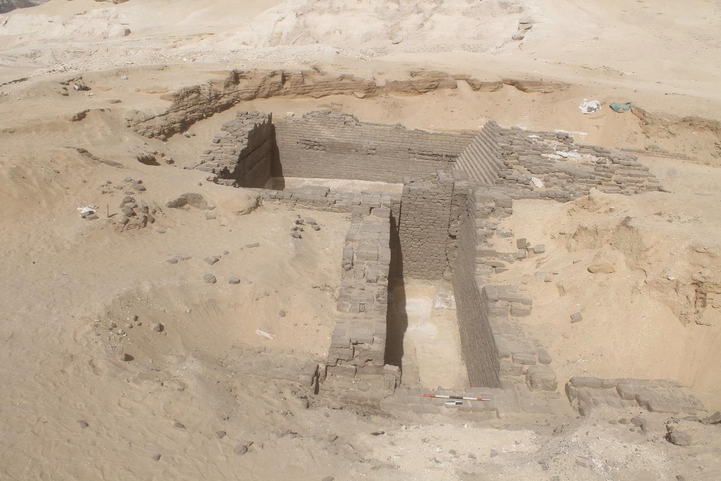  العثور على مقبرتين من العصر العتيق ودفنات تعود إلى عصور ما قبل الأسرات والعصر المتأخر